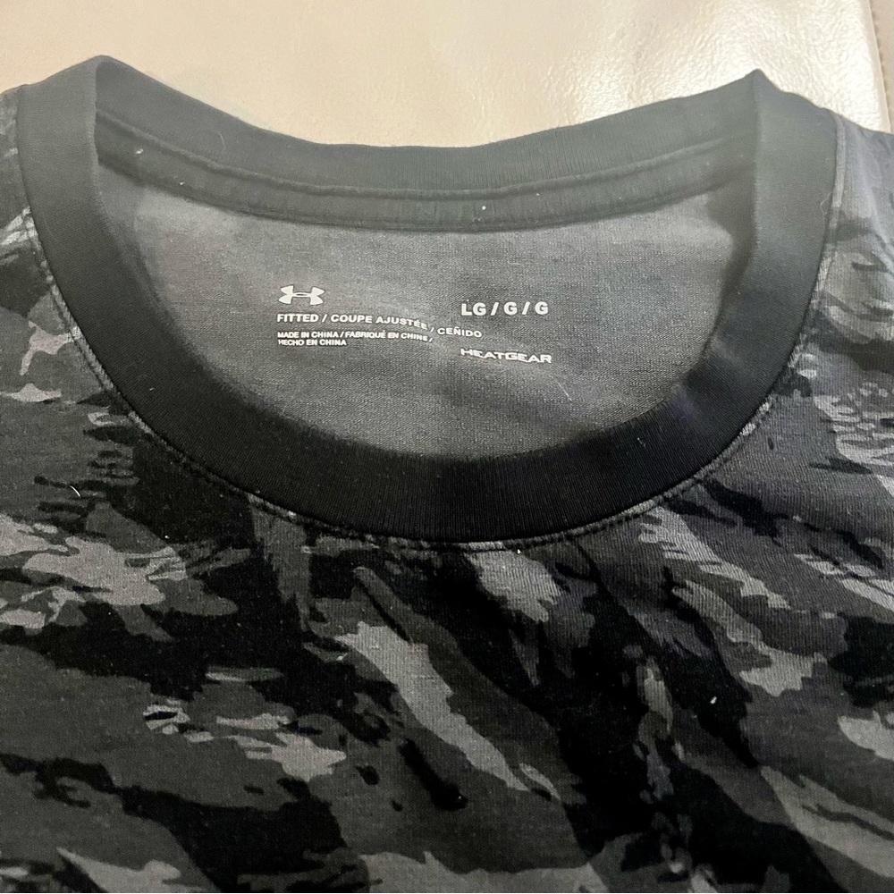 Men’s Large Under Armour Fitted Black/Grey Camo - Picture 2 of 3
